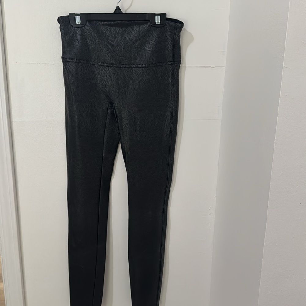 SPANX Faux Leather Black Textured Leggings Size M